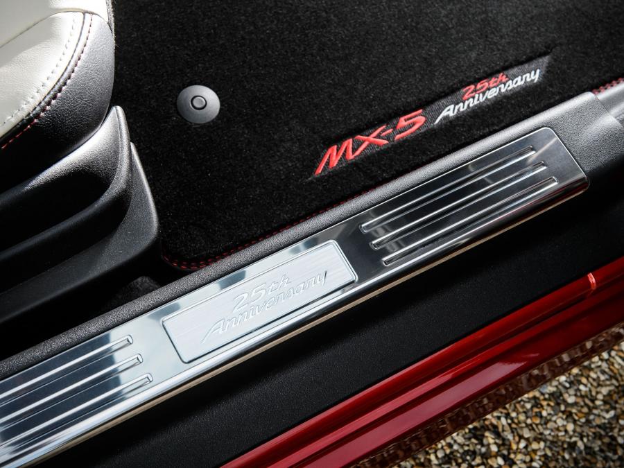 Детали интерьера Mazda MX-5 25th Anniversary (NC3) 2014 года  (UK) (фото 17 из 25)
